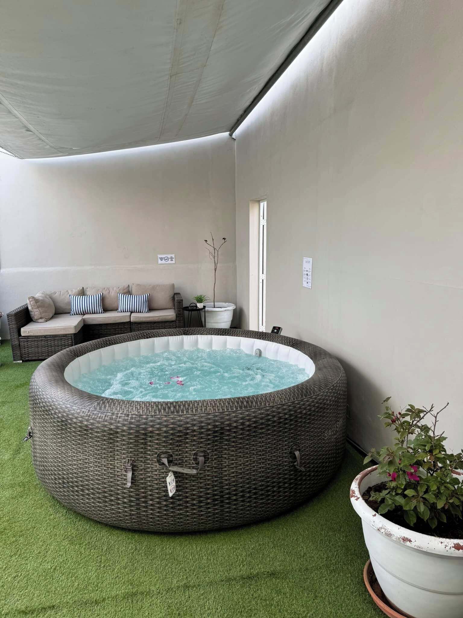 Outdoor spa tub