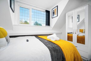 6 habitaciones, escritorio y tabla de planchar con plancha 