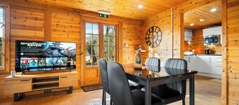 Spacious, Cosy & Chic Cottage with Hot tub