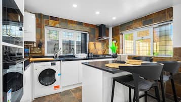 Frigorífic, microones, forn i placa de cuina