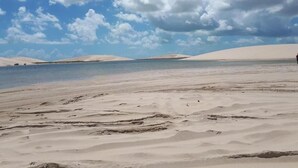 A beach with sand dunes and a clear sky. - Vai Dá Certo Pousada  (Jijoca de Jericoacoara)