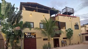 A two-story building with a sign reading "Vai da Certo". - Vai Dá Certo Pousada  (Jijoca de Jericoacoara)