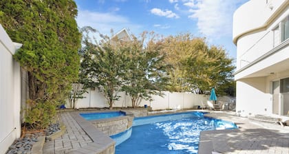 Ocean view Spacious 5-bedroom villa with heated pool jacuzzi & private beach