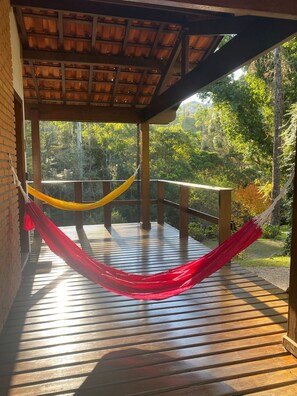 Panorámás lakosztály, veranda, kilátással a kertre | Lanai