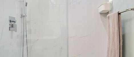 Douche, sĂšche-cheveux, serviettes fournies, savon