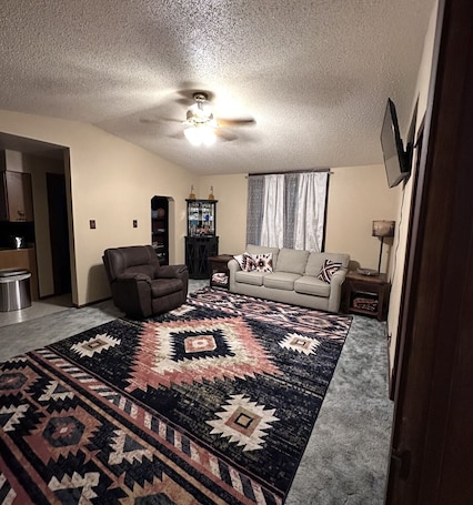 Interior. Charming 2-bedroom house with AC, Wi-Fi in serene Crawford, NE.