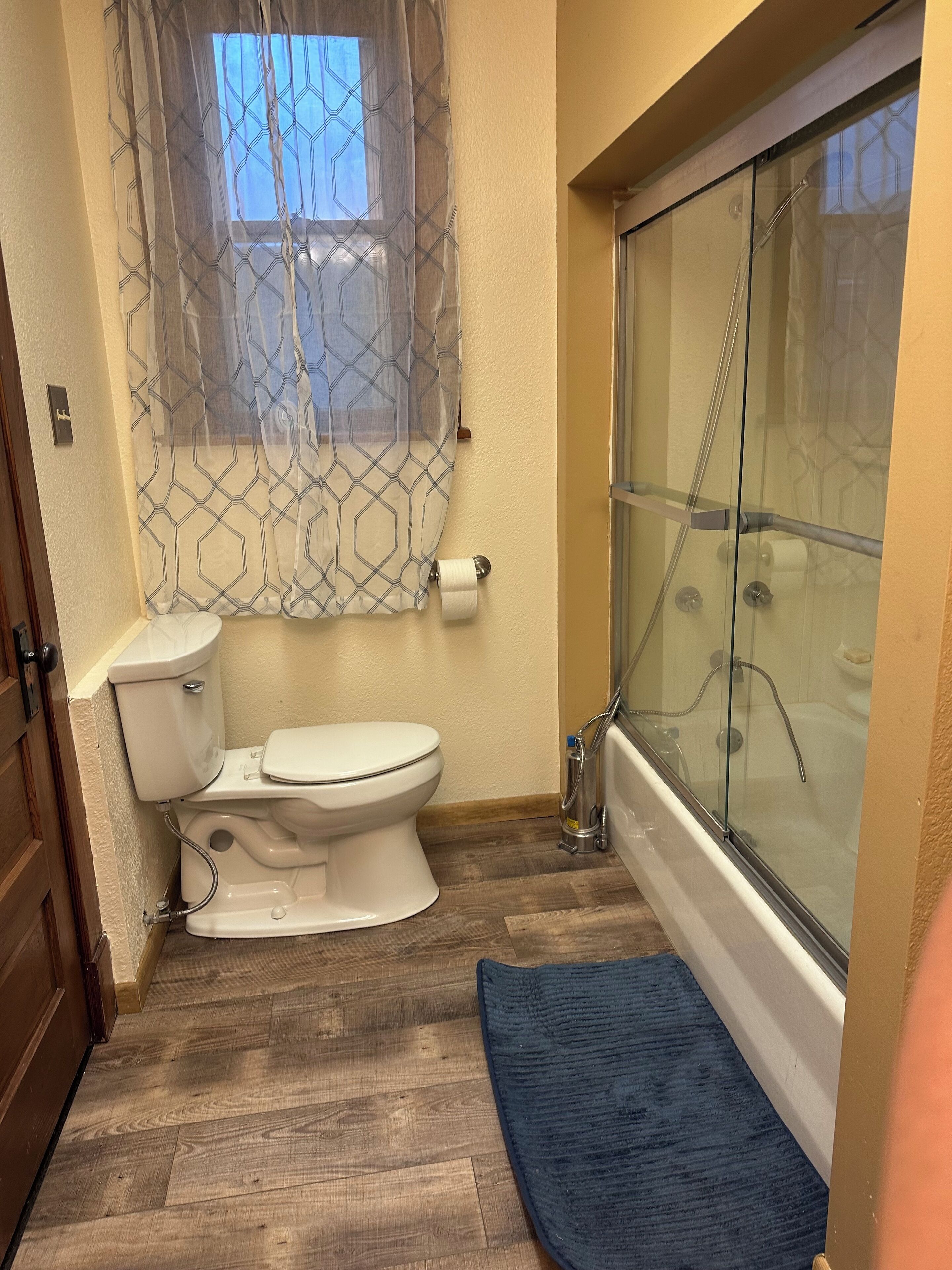 Toallas, jabón, shampoo, papel de baño 