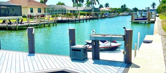 Spacious 4-bedroom house ~South facing X-Large pool on magical Marco Island!