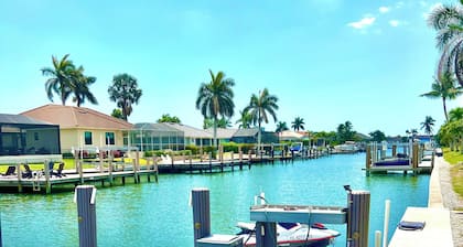Spacious 4-bedroom house ~South facing X-Large pool on magical Marco Island!