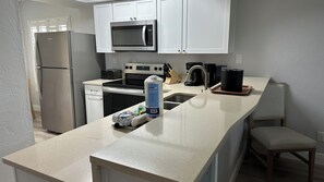 ثلاجة، ميكروويف، فرن، موقد طهي مسطح