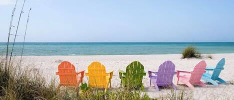 Chaises longues, serviettes de plage