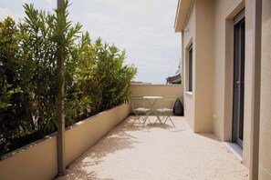 Comfort-lejlighed - 1 queensize-seng med sovesofa - køkken - bjergudsigt | Terrasse/gårdhave