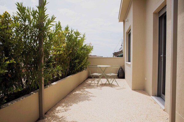 Comfort Apartment, 1 Queen Bed with Sofa bed, Kitchen, Mountain View | Terrace/patio