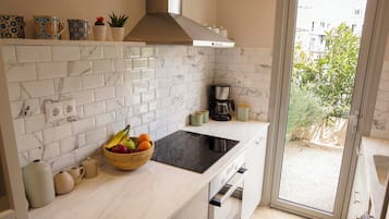 Apartamento conforto, 1 cama Queen e sofá-cama, cozinha, vista para a montanha | Cozinha privada | Geladeira grande, fogão, cooktop, cafeteira/chaleira