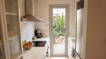 Appartement Confort, 1 grand lit et 1 canapé-lit, cuisine, vue montagne | Cuisine privée | Grand réfrigérateur, four, plaque de cuisson, cafetière/bouilloire