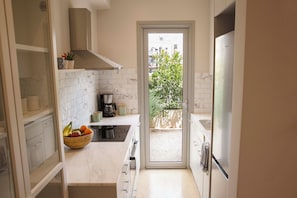 Appartement Confort, 1 grand lit et 1 canapé-lit, cuisine, vue montagne | Cuisine privée | Grand réfrigérateur, four, plaque de cuisson, cafetière/bouilloire