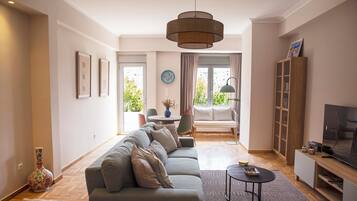 Appartement Confort, 1 grand lit et 1 canapé-lit, cuisine, vue montagne | Coin séjour | TV connectée de 43 cm avec chaînes numériques