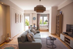 Appartement Confort, 1 grand lit et 1 canapé-lit, cuisine, vue montagne | Coin séjour | TV connectée de 43 cm avec chaînes numériques