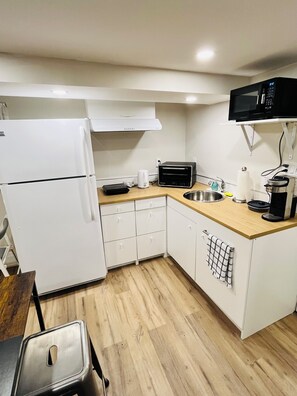 Een koelkast, een microgolfoven, een oven, een kookplaat