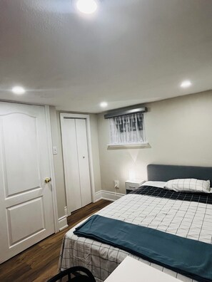 2 slaapkamers, een bureau, een strijkplank/strijkijzer, gratis wifi