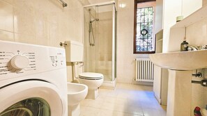 Shower, hair dryer, bidet, towels - Villa Foresta Menaggio (Apt Como) - Nature retreat with stunning Lake Como view (Menaggio)