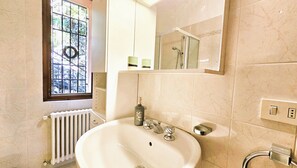 Dusche, Haartrockner, Bidet, Handtücher