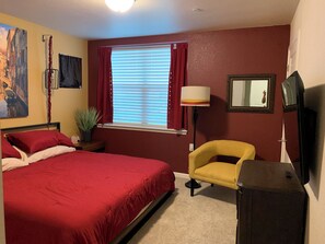 3 makuuhuonetta, työpöytä, silitysrauta/-lauta, vauvan matkasänky