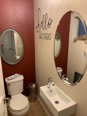 Suihku, hiustenkuivaaja, pyyhkeet, saippua