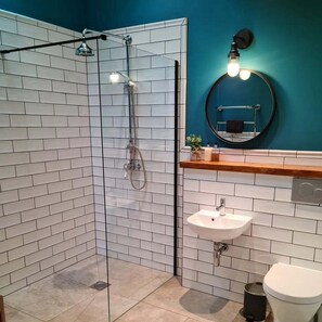 Ensemble douche/baignoire, articles de toilette gratuits, chaussons