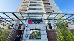 Un immeuble de grande hauteur avec une entrée en verre et une enseigne indiquant « JIA RIAONE ».