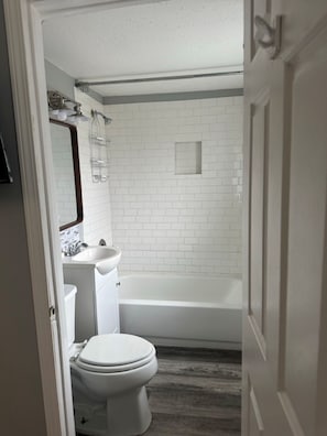 Sèche-cheveux, serviettes fournies, savon, papier toilette