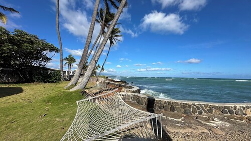 Charming 2-bedroom cottage in enjoyable Ewa Beach with WiFi, AC