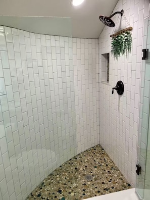 Douche, articles de toilette écologiques, séchoir à cheveux