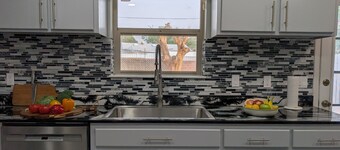 Casa Preciosa 4-Bedroom house with inground Pool, WiFi, AC, and washing machine.
