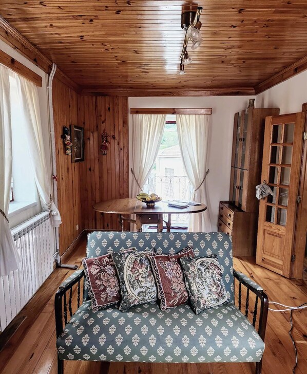 TV, fireplace - Rustic and comfortable accommodation in the heart of Loriga. Room for 8 people. (Loriga)