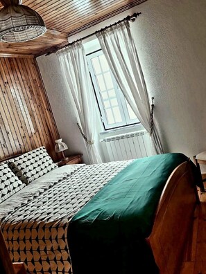 4 bedrooms, iron/ironing board, free WiFi, bed sheets - Rustic and comfortable accommodation in the heart of Loriga. Room for 8 people. (Loriga)