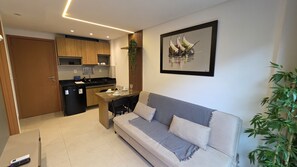 Deluxe-Apartment, Poolblick | Wohnbereich