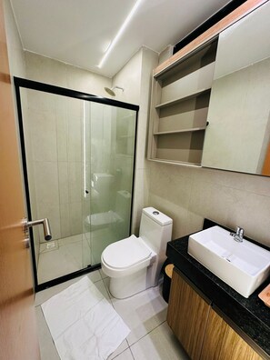 Deluxe Apartment, Pool View | Bathroom | Shower, towels, soap, toilet paper - Piscina Privativa 03c Bela Vista by LP (Ipojuca)