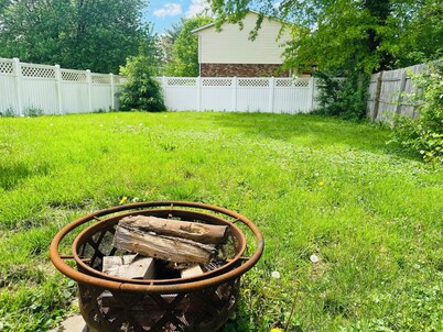 Spacious 3BR Home w/ 8 Beds, Big Yard & Parking – Near Canton & Hall of Fame