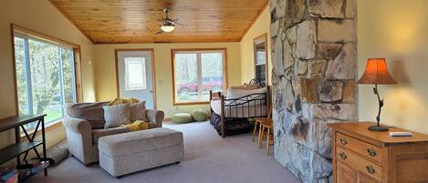 Smart-tv, dvd-spelare, ett bordtennisbord och böcker