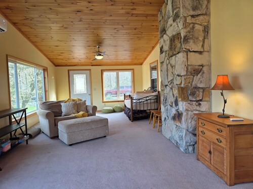  5-bedroom Mountain Home with AC & Hot Tub on 80 acres close to Raystown Resort.