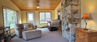  5-bedroom Mountain Home with AC & Hot Tub on 80 acres close to Raystown Resort.