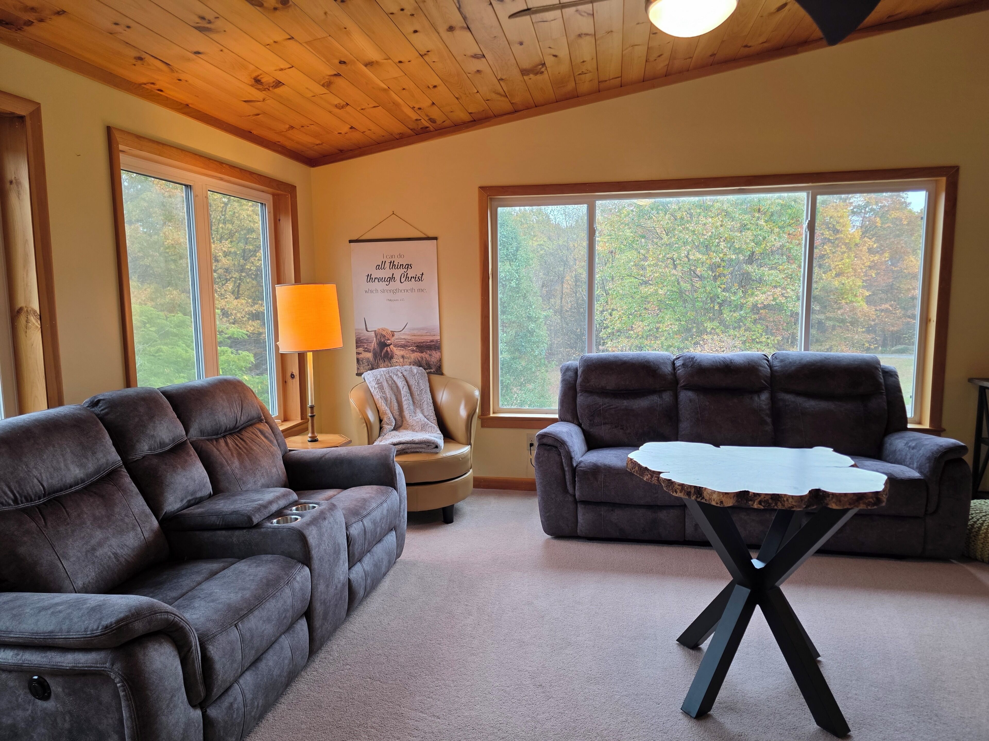 Smart TV, lettore DVD, tavolo da ping pong, libri