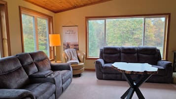 Smart TV, lettore DVD, tavolo da ping pong, libri