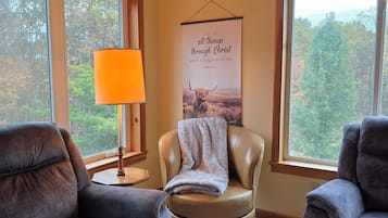 Smart-tv, dvd-afspiller, bordtennisbord, bøger