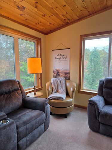  5-bedroom Mountain Home with AC & Hot Tub on 80 acres close to Raystown Resort.