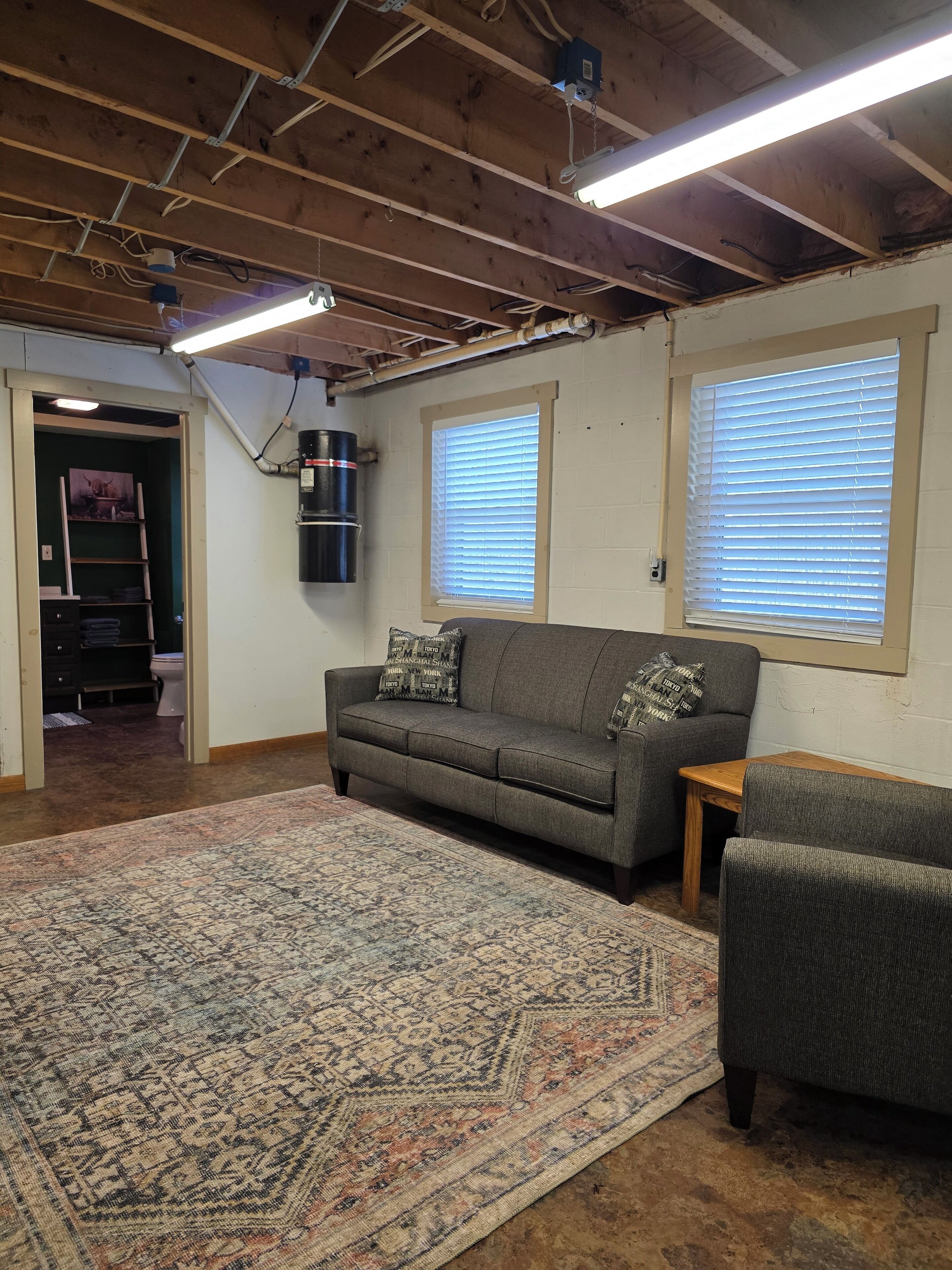 Smart TV, DVD player, table tennis, books