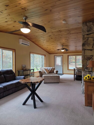 5-bedroom Mountain Home with AC & Hot Tub on 80 acres close to Raystown Resort.