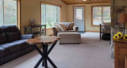 5-bedroom Mountain Home with AC & Hot Tub on 80 acres close to Raystown Resort.