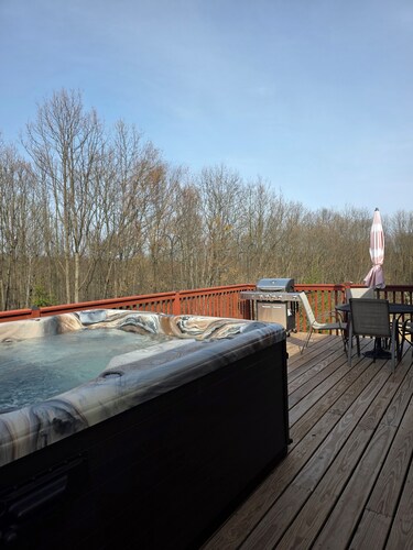  5-bedroom Mountain Home with AC & Hot Tub on 80 acres close to Raystown Resort.